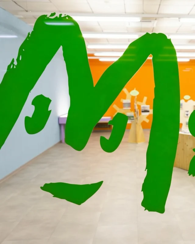 Auguri Museo in erba!
Oggi festeggiamo 25 anni di arte, gioco e creatività! 
Era il 2000 quando Loredana Bianchi, ispirata dall’esperienza con i suoi figli al Musée en Herbe di Parigi, pensò: 
Perché non portare anche in Ticino un museo dove i bambini possano scoprire l’arte divertendosi?

A marzo 2000 ha fondato l’associazione che ha aperto il museo nell’ottobre dello stesso anno e che, da quel giorno, lo gestisce grazie all’impegno e alla passione dei volontari.

Così è nato il Museo in erba, la prima antenna estera del museo parigino. Un sogno diventato realtà grazie all’entusiasmo, alla passione e al sostegno di due amiche.

Da allora, migliaia di bambini tra 0 e 11 anni hanno giocato, scoperto e imparato con le nostre mostre interattive e i nostri atelier creativi. 
E oggi, come ieri, continuiamo a credere nella nostra formula magica: scoprire l’arte giocando!

Grazie di cuore a chi ci ha accompagnato in questo meraviglioso viaggio 💚

#museoinerba #childrenart #luganoregion #bambiniarte #kidsmuseum #schweizermuseumspass