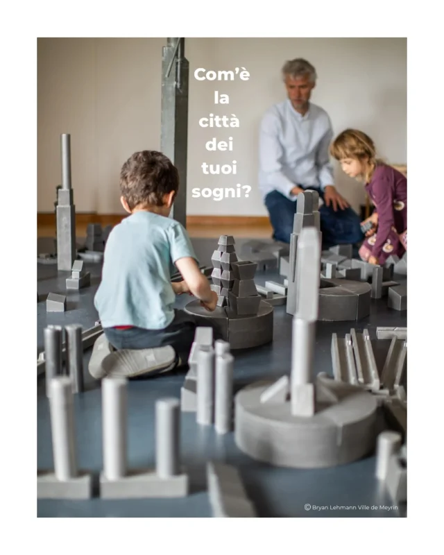 SOTTO LA LUNA II

Dal 18 giugno al 14 settembre 2025, il Museo in erba ospita un’istallazione-gioco dello scultore spagnolo Miquel Navarro, realizzata dal Centre Pompidou di Parigi, presentata in collaborazione con il Forum Meyrin.

Un’immensa superficie di legno ospita migliaia di elementi metallici da assemblare liberamente: una città da costruire, pezzo dopo pezzo! 
Il risultato è un’installazione che - come quelle di Miquel Navarro - osservata stando in piedi, appare come una città vista dall’alto, dalla luna appunto.

I bambini diventano progettisti di città ideali o fantastiche: la città del vento, la città labirinto, sull’acqua, fortificata…la città di ieri, di oggi, di domani…

Un’esperienza sensoriale, creativa e partecipativa che accende l’immaginazione e la fantasia. 

Vieni a costruire la città dei tuoi sogni!

PORTE APERTE - 18.6.2025 
In occasione delle porte aperte, i bambini saranno guidati da una mediatrice del museo! 

⏰ 14.00 alle 16.00
📍 Museo in erba
👧👦 Per bambini dai 3 ai 11 anni

#SottoLaLuna #MiquelNavarro #museoinerba #ArtePartecipata #CittàIdeale #InstallazioneArtistica #LaboratoriCreativi #EstateAlMuseo